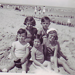 Ellien Lissaur and friends on the beach