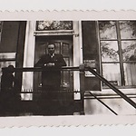 Henri Moscou (5) - voor zijn zaak aan de Keizersgracht, mei 1941.jpg