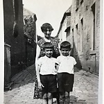 Gien Wolf-Francken met haar zoontjes Mau en Ro op de hoek Putstraat-Pullestraat te Sittard
