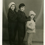 Lowina de Levie ( ± 12 jaar ) met broer en zus