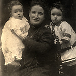 Baby Fien met moeder Johanna en zusje Netty