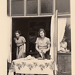 Links Liesel Gottschalk. Rechts achter het raam Ruth Elfriede Gottschalk