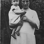 Flora Nussbaum-Pekel met haar jongste kind.
