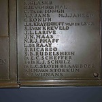 Naam van KJ Schulz op gedenkplaat van TU Delft, vierde van onder