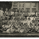 Klassenfoto van de Resedaschool, met Liesje vooraan liggend , 1939.