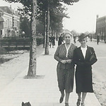 Henriëtte van Ameringen (links) met een collega, 1940