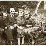 Benjamin Levie en Flora Rozeveld-Levie met dochters, links Riek en rechts Anna