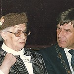 Jeanne van Houwelingen bij de uitreiking van de Yad Vashem oorkonde 1986.jpg