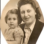 1941 Estella Lobatto met dochter (en mijn moeder) Jeannine (14-05-1940) 