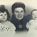 Esther Poppelsdorf-Schuitevoerder met dochter Roosje en zoon Johnny.