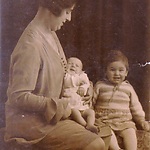 Amalia Mietje van Rhijn-de Vries met haar kinderen Eva en Geertje