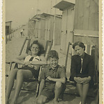 V.l.n.r. (mijn moeder) 'Bep (de Bruijn), Robbie Alter en Mevrouw (sara) Alter' Wenduine 1937