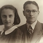Nelle Miriam Spitz met haar broertje Carel-Jan van Oss rond 1940