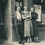 Zelhem, najaar 1940. Jetjen, rechts op de foto voor haar ouderlijk huis in Zelhem. Links haar oudste broer Alex.