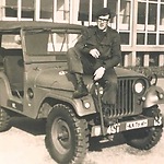 18-C-Peter met zijn Jeep.jpg