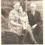 Peter met tante Sjaan en oom Piet 1944