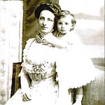 Hedwig Abramowsky-Fuss met haar dochtertje Ruth, 1909 Berlijn.jpg