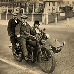 Louis Schuijer achterop de motor bij violist harry wiggelaar en zijn vrouw ca 1928