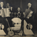 Jozeph Jacobs, met band (tweede van links, op de viool).