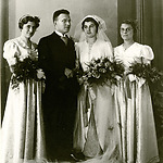 Huwelijk Noach Benninga en Helena Frank, met l. Sara Frank en r. Paulien (Pien) Mok.jpg
