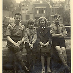 Links zit in padvinderskledij Louis Hartog, Rechts zitten de drie kinderen Van Dongen, Ad, Nel en Joop.