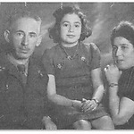 Deze foto van de heer Kroonenberg, dochter Johanna en mevrouw Kroonenberg, is vrij kort na de oorlog genomen