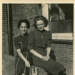 Sera Meijer (l) en Boukje Bijlstra (r) bij de firma Levie, Groningen juni 1942